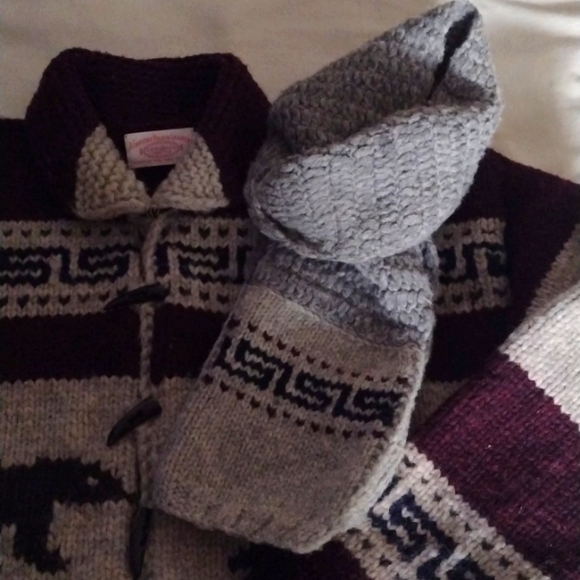 Filson Cowichan Bear and Cubs Shawl Cardigan and Scarf - Picture 11 of 11